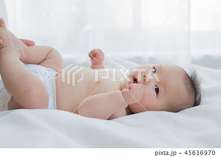 おむつを替えてもらう赤ちゃん おむつを替えてもらう赤ちゃん 45636970