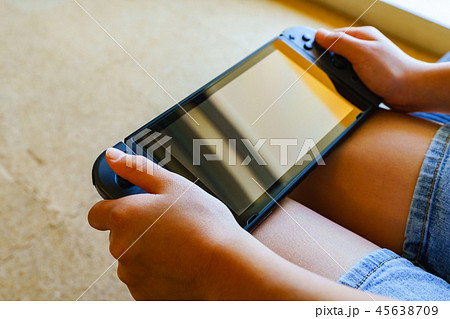 [日本] ゲームコントローラを持つ女の子 45638709
