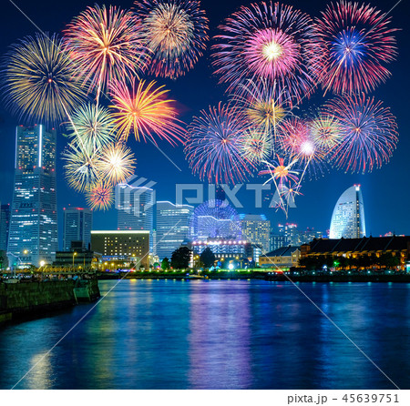 横浜みなとみらいの夜景と花火 横浜みなとみらいの夜景と花火 45639751