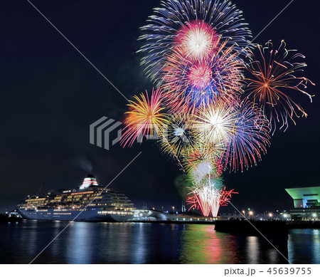横浜みなとみらいの飛鳥Ⅱと花火2 45639755