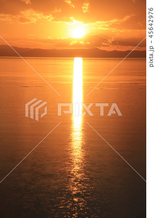 湖の夕景、茜色に染まるサロマ湖、佐呂間湖、北海道 湖の夕景、茜色に染まるサロマ湖、佐呂間湖、北海道 45642976