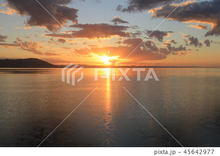 湖の夕景、佐呂間湖、北海道 湖の夕景、佐呂間湖、北海道 45642977