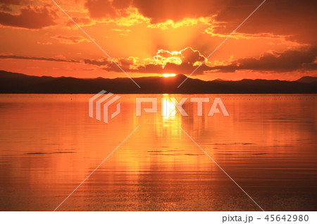 湖の夕景、茜色に染まるサロマ湖、佐呂間湖の夕景、北海道 45642980