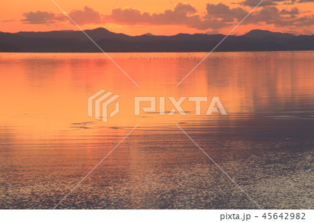 茜色に染まるサロマ湖、佐呂間湖、北海道、湖の夕景 45642982