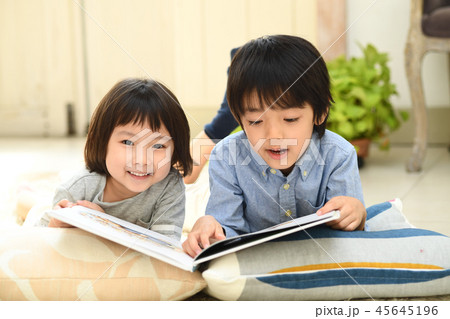 兄妹で読書　リビングルーム 45645196