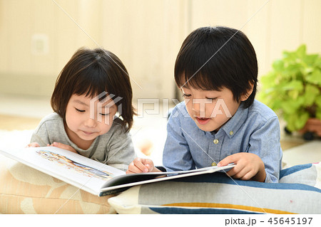 兄妹で読書　リビングルーム 45645197