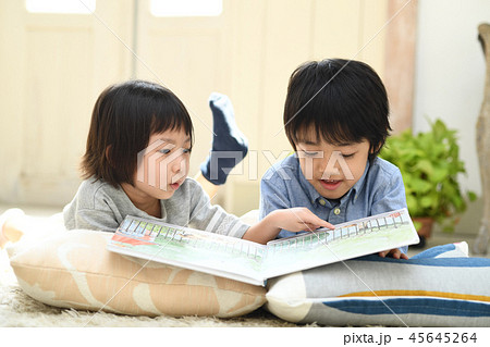 兄妹で読書　リビングルーム 住宅 45645264