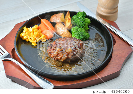 注意）湯気はレタッチ合成です。鉄板焼きハンバーグ、タマネギ和風ソース。肉料理。市販レトルトハンバーグ 45646200