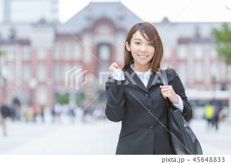 スーツの若い女性　ビジネス　東京駅 45648833