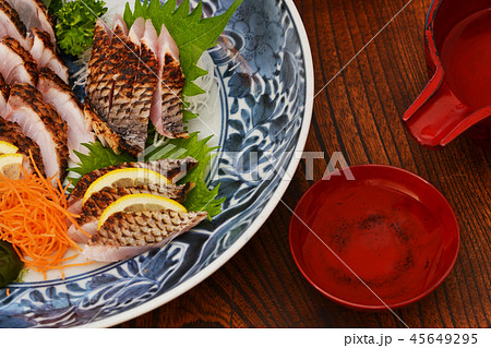 くろむつ刺身盛りあわせでお酒を飲む 45649295