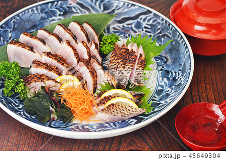 くろむつ刺身盛りあわせでお酒を飲む くろむつ刺身盛りあわせでお酒を飲む 45649304