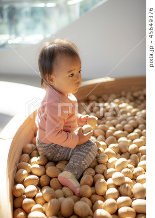 屋内で遊ぶ子供 45649376