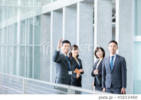 4人のビジネスマン　ビジネスシーン　オフィスシーン 45653460