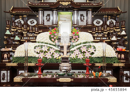 シンプルなお葬式イメージ祭壇正面の写真素材