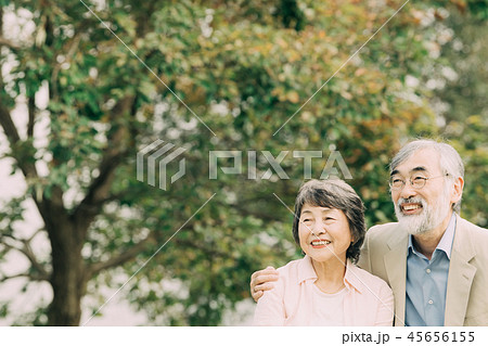 寄り添う日本人シニア夫婦 屋外 寄り添う日本人シニア夫婦 屋外 45656155
