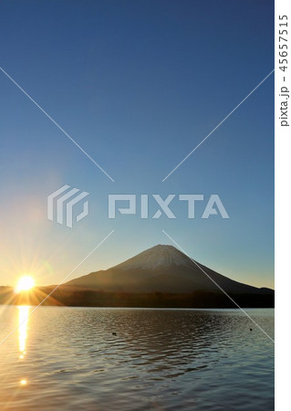 富士山と新年の光 45657515