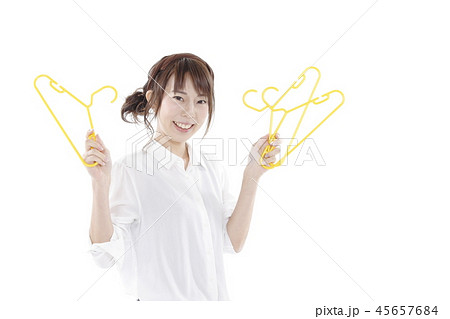 ハンガーを持つ女性 ハンガーを持つ女性 45657684