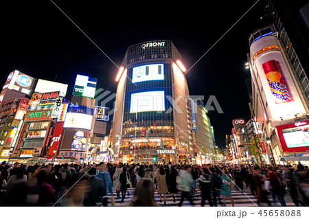 日本の東京都市景観　渋谷のスクランブル交差点などを望む（夜景） 45658088