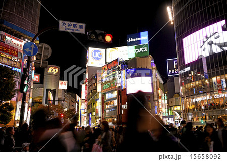 日本の東京都市景観　渋谷のスクランブル交差点などを望む（夜景） 45658092