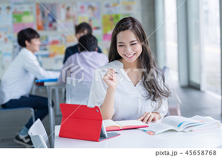 若い女性、大学生、専門学生 若い女性、大学生、専門学生 45658768