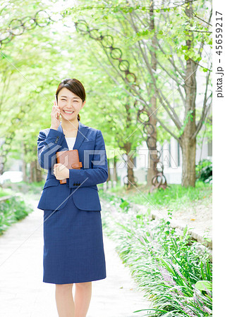 スーツを着た女性 45659217