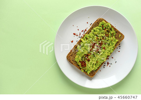 Smashed avocado toast with chilli and copy space 45660747