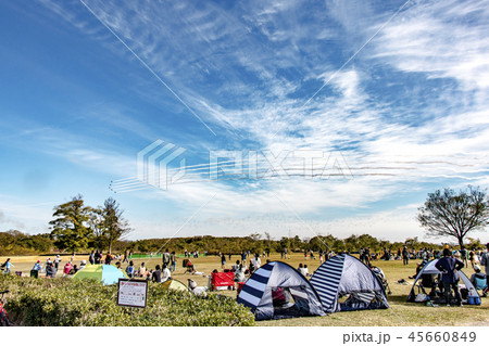 秋の航空祭でのブルーインパルスの飛行風景 秋の航空祭でのブルーインパルスの飛行風景 45660849
