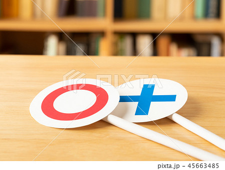 本棚　○×　本　書籍　書物　マーク　記号 45663485