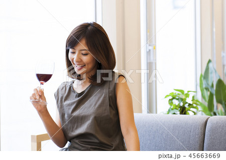 若い女性　ワイン　女性　アルコール　赤ワイン　お酒　リラックス　ヘルスケア　酒　 45663669