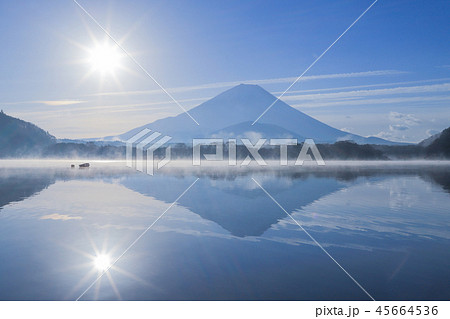蒸気霧が漂う精進湖　富士山 45664536