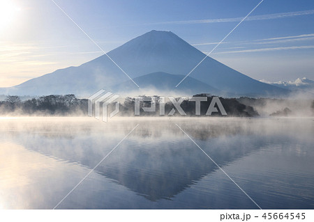 蒸気霧が漂う精進湖 富士山 蒸気霧が漂う精進湖 富士山 45664545