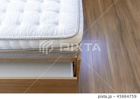 新築の部屋とベッド 45664759