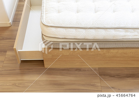新築の部屋とベッド 45664764
