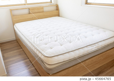 新築の部屋とベッド 45664765