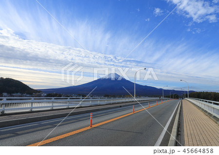 うろこ雲と富士山　河口湖大橋 45664858