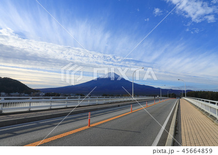 うろこ雲と富士山　河口湖大橋 45664859