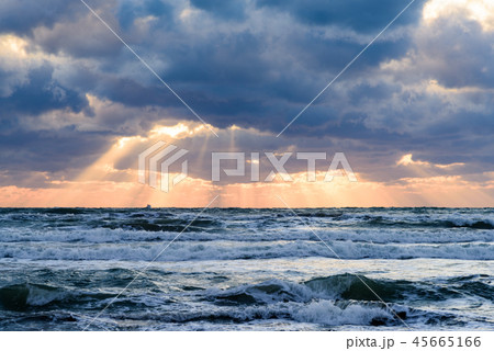日本海に降り注ぐ夕日 日本海に降り注ぐ夕日 45665166