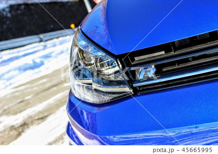青い車のヘッドライトアップ 青い車のヘッドライトアップ 45665995
