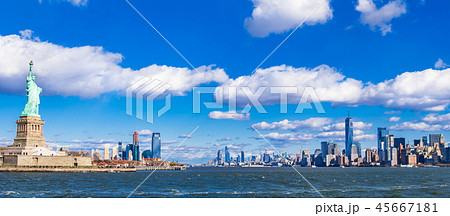 ニューヨーク 自由の女神とベイエリアの摩天楼 ワイドの写真素材