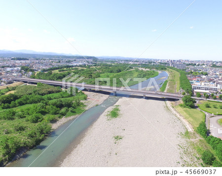 多摩川に架かる陸橋〜ドローンで空撮（多摩川緑地福生南公園／東京都福生市南田園） 45669037