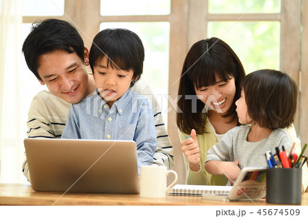 リビングルーム 親子でパソコン リビングルーム 親子でパソコン 45674509