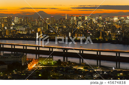 東京夕景・富士山と大都会 45674838
