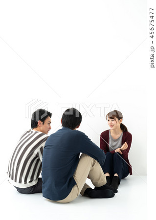 リラックスする男女 白バック リラックスする男女 白バック 45675477