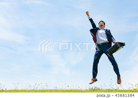 青空の下でジャンプするビジネスマン 45681384