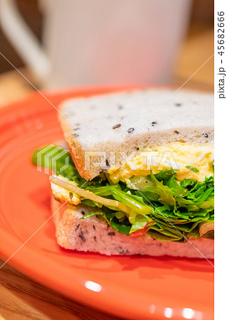 卵サンド　卵とレタスのサンドイッチ　ランチ　カフェイメージ 45682666