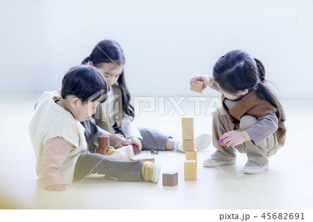 女の子 子供 友達 45682691