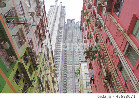 香港の古い住宅と新築の高層住宅 45683071