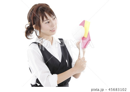 掃除道具を持つ女性 45683102