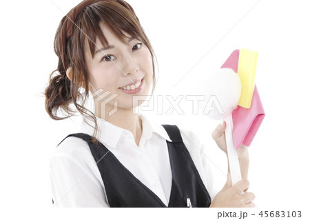 掃除道具を持つ女性 掃除道具を持つ女性 45683103