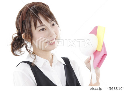 掃除道具を持つ女性 45683104